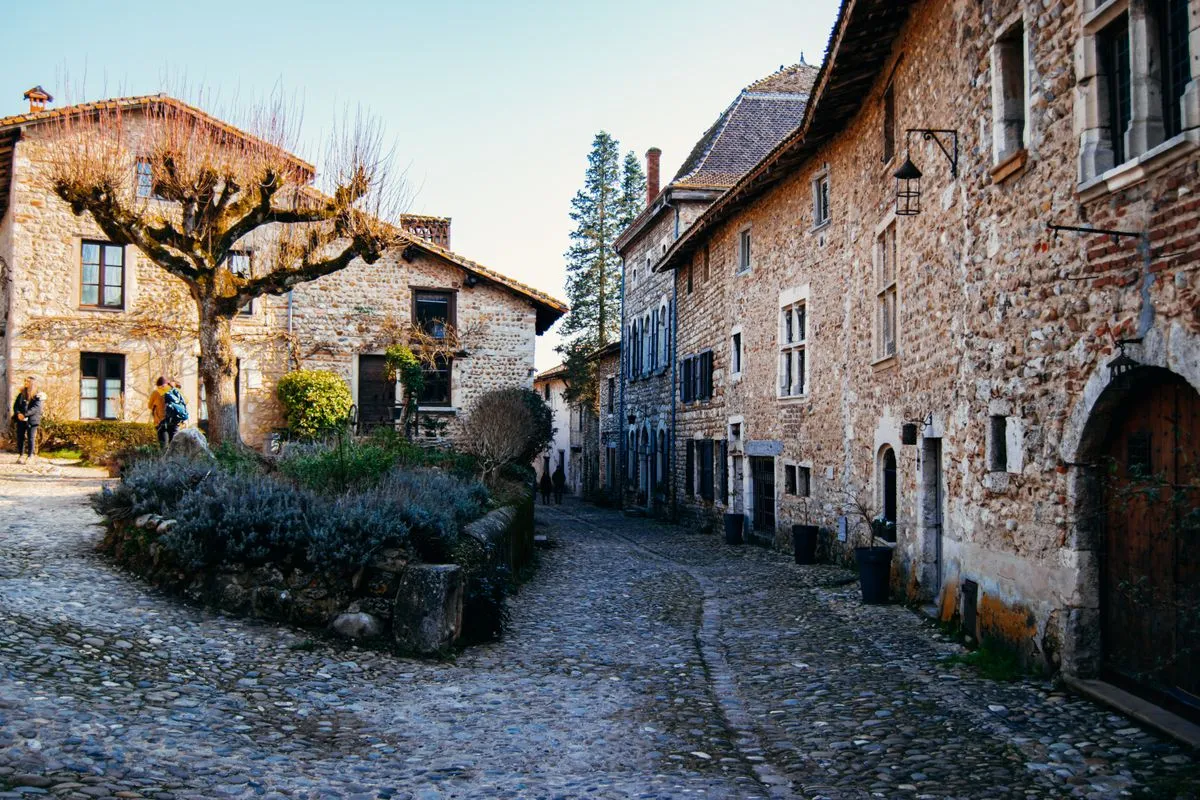 Rue pavée du centre ancien de Pézenas bordée de maisons en pierre