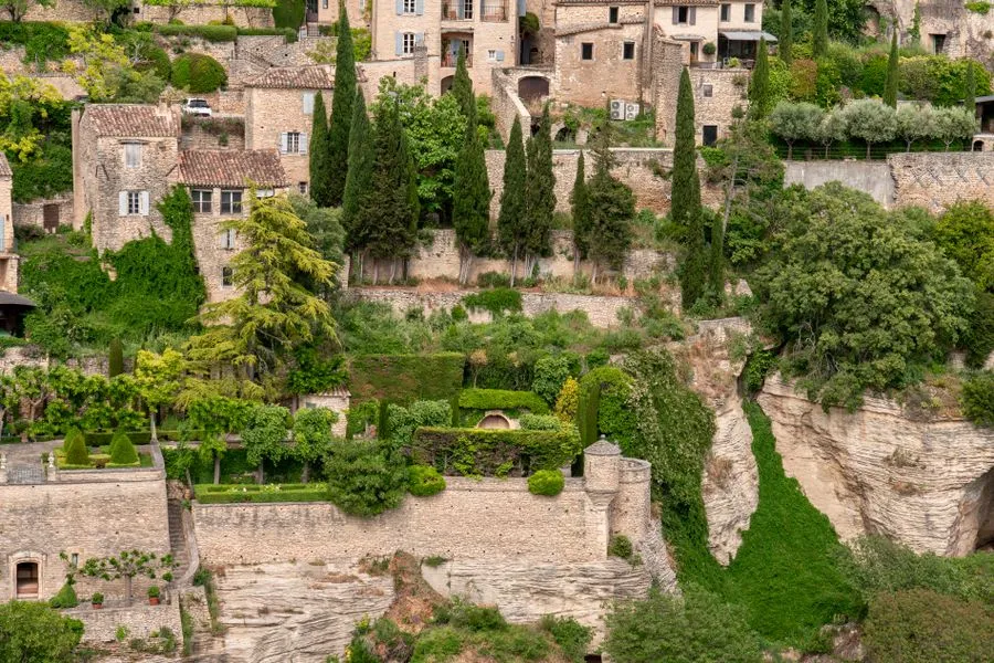 Terrasses en pierre sèche étagées sur un coteau planté d'oliviers